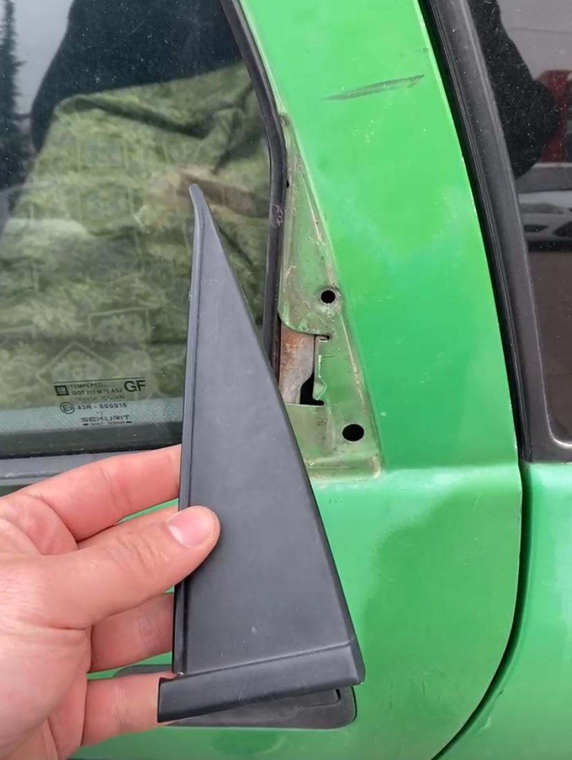 OPEL CORSA B ARKA KAPI ÜÇGENİ